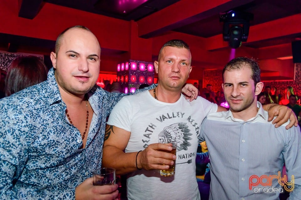 Petrecere cu muzică live în Club Life, 