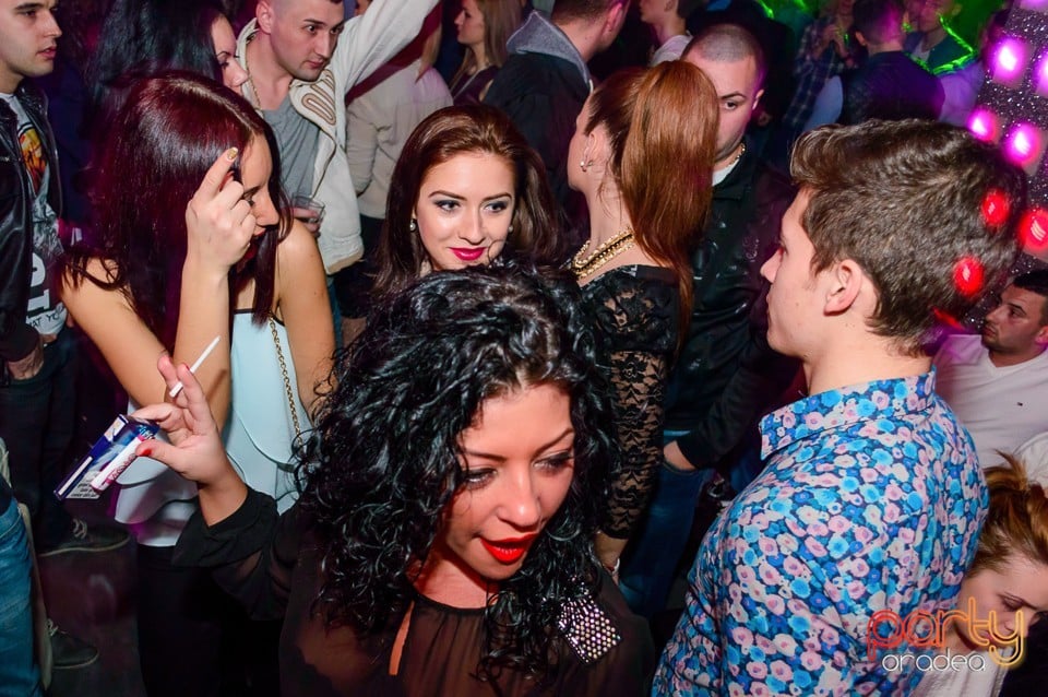 Petrecere cu muzică live în Club Life, 