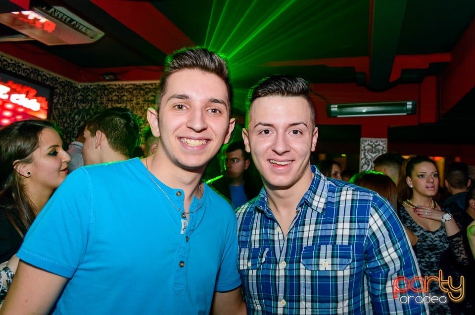 Petrecere cu muzică live în Club Life, 