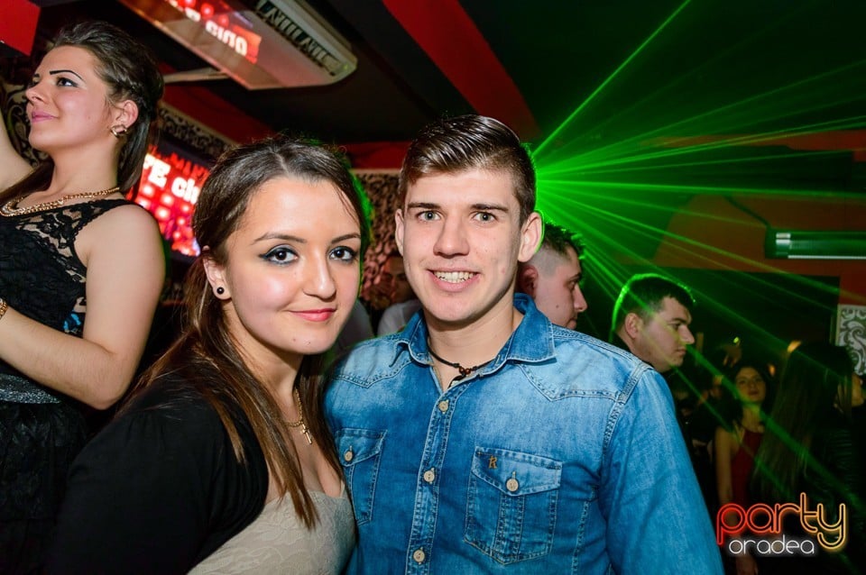 Petrecere cu muzică live în Club Life, 