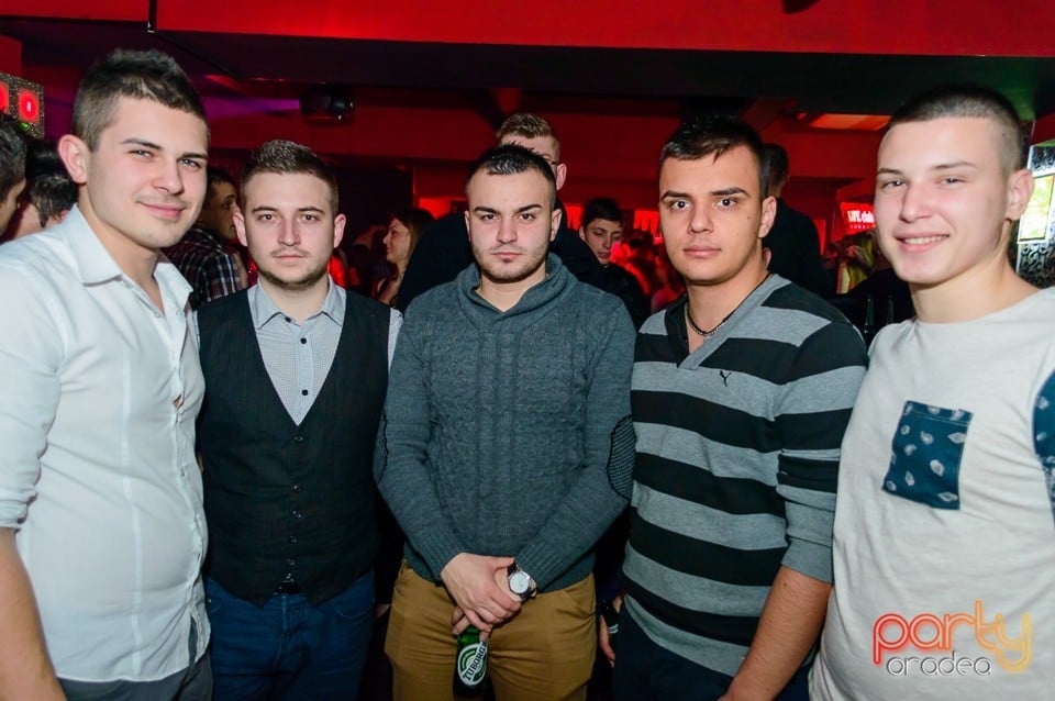 Petrecere cu muzică live în Club Life, 