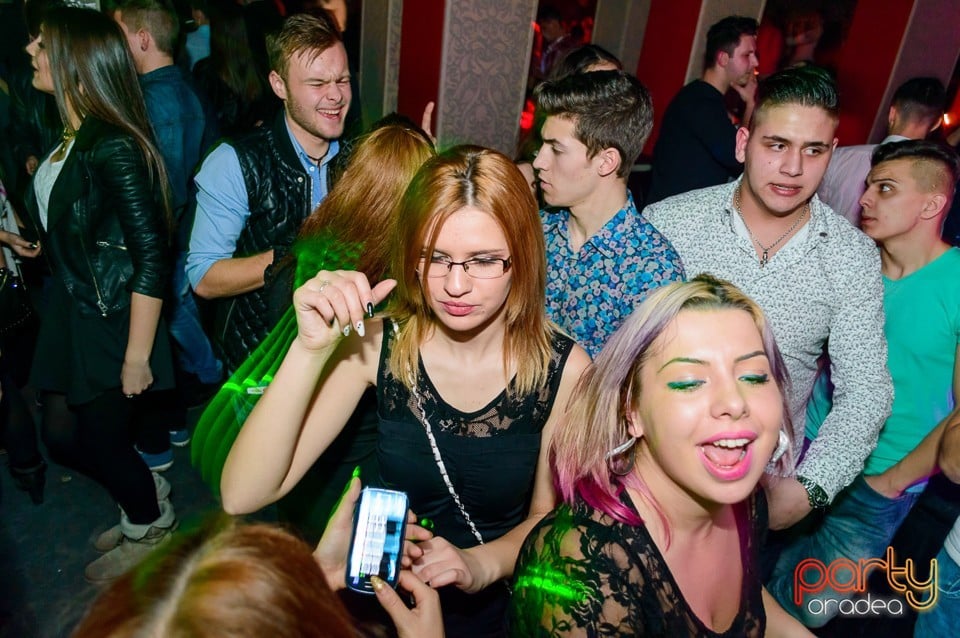 Petrecere cu muzică live în Club Life, 