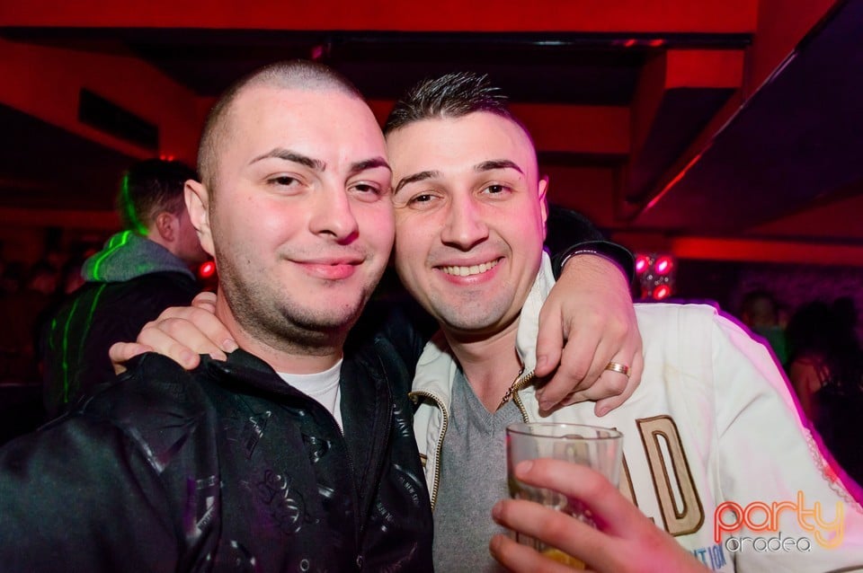 Petrecere cu muzică live în Club Life, 