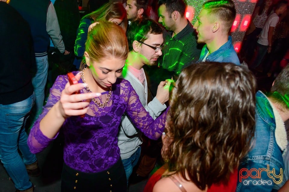 Petrecere cu muzică live în Club Life, 