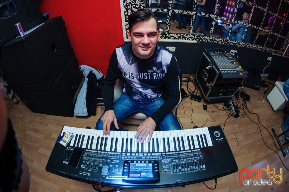 Petrecere cu muzică live în Club Life, 