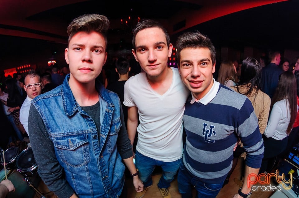 Petrecere cu muzică live în Club Life, 