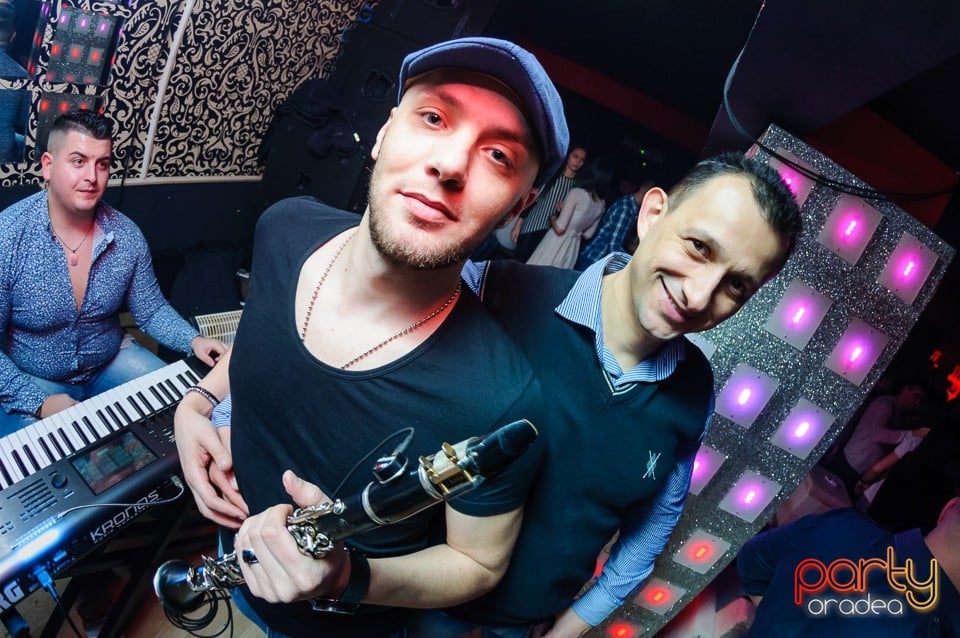 Petrecere cu muzică live în Club Life, 