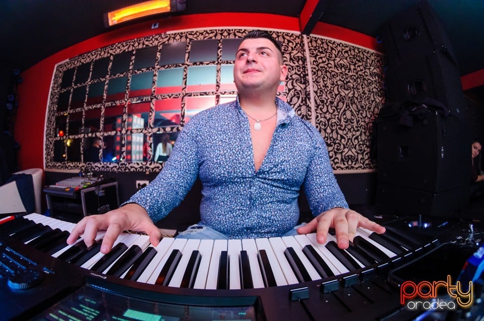 Petrecere cu muzică live în Club Life, 