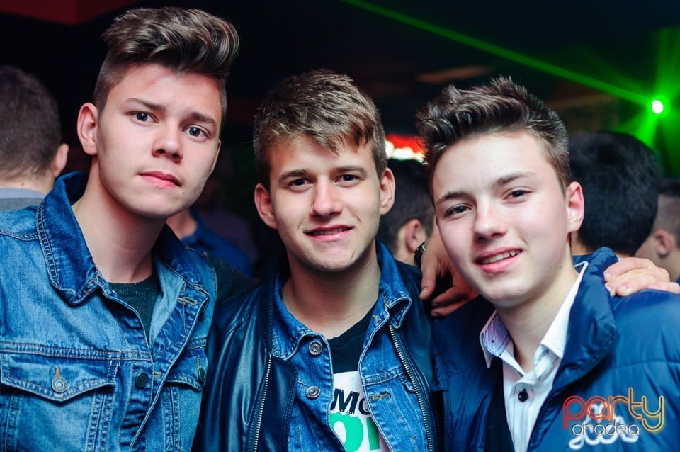 Petrecere cu muzică live în Club Life, 