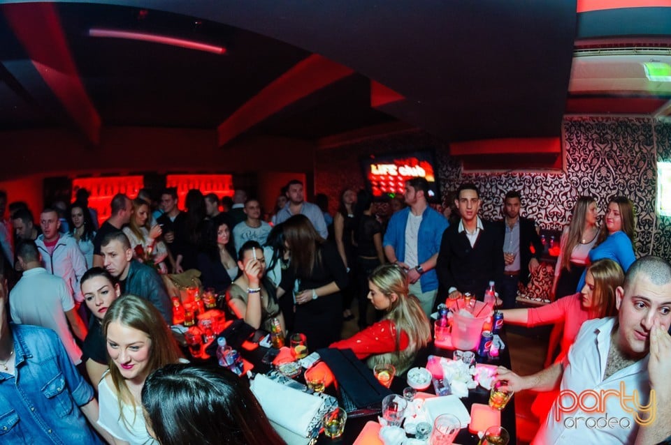 Petrecere cu muzică live în Club Life, 