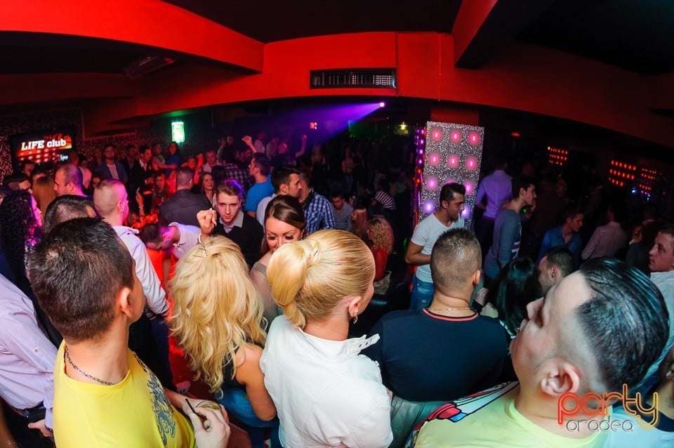 Petrecere cu muzică live în Club Life, 