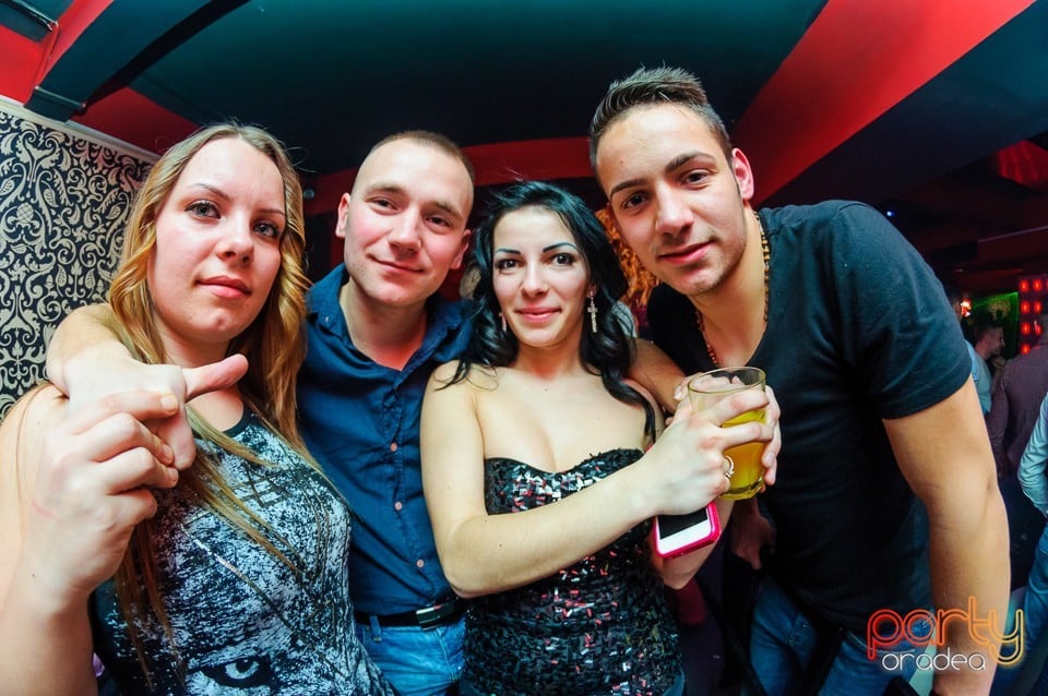 Petrecere cu muzică live în Club Life, 