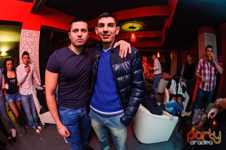 Petrecere cu muzică live în Club Life, 