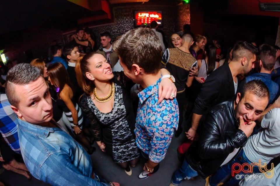 Petrecere cu muzică live în Club Life, 