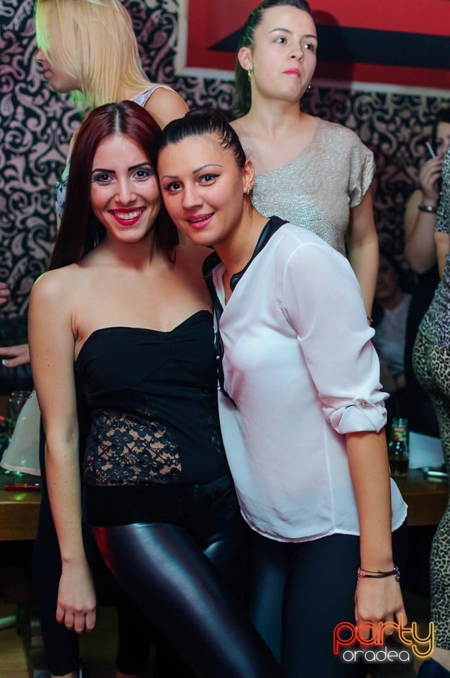 Petrecere cu muzică live în Club Life, 