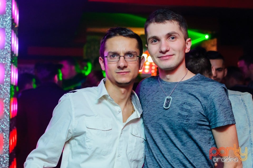 Petrecere cu muzică live în Club Life, 