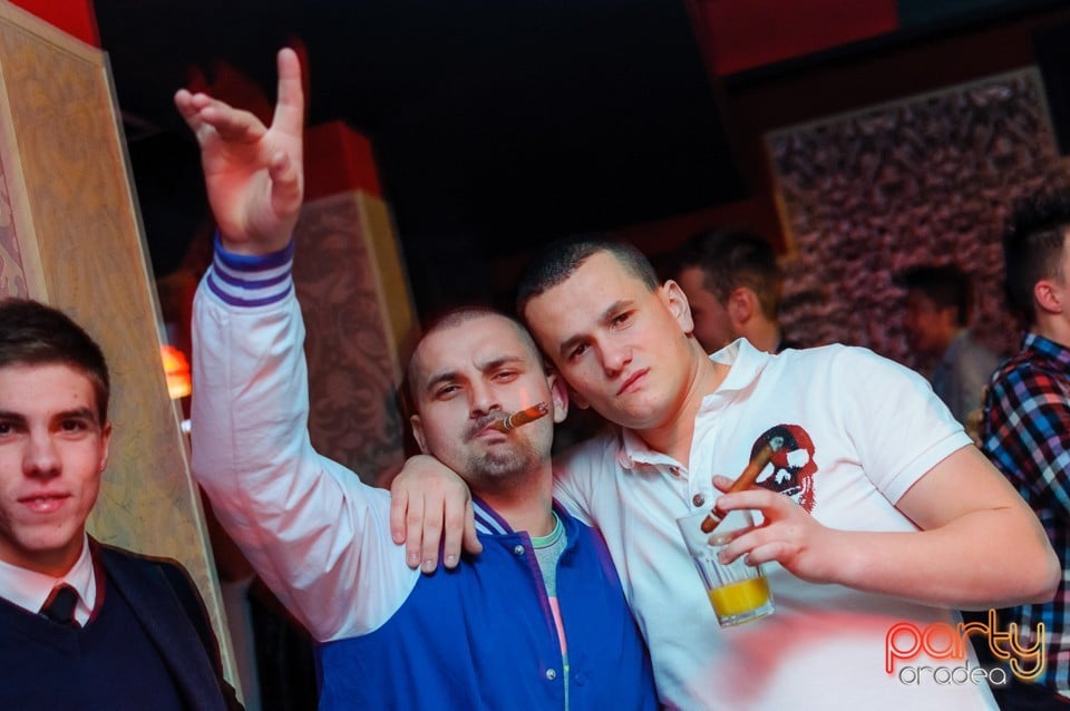 Petrecere cu muzică live în Club Life, 