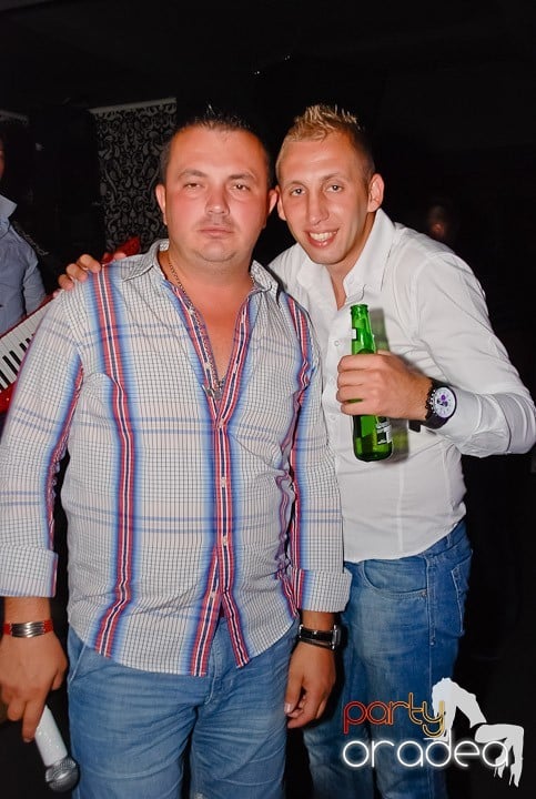 Petrecere cu muzică live în Club Life, 