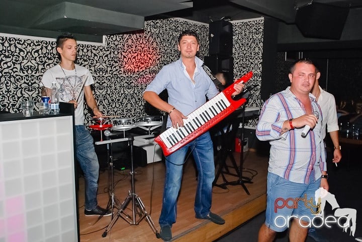 Petrecere cu muzică live în Club Life, 