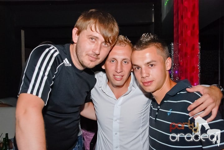 Petrecere cu muzică live în Club Life, 