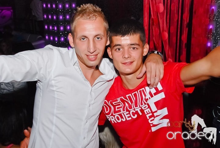 Petrecere cu muzică live în Club Life, 