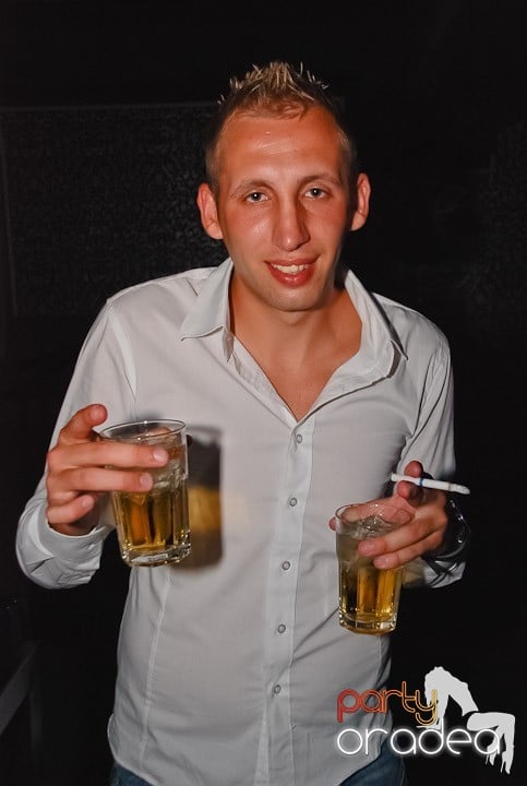 Petrecere cu muzică live în Club Life, 