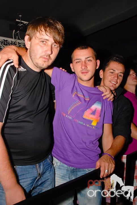 Petrecere cu muzică live în Club Life, 