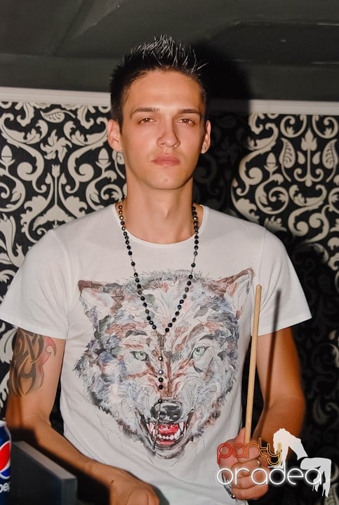 Petrecere cu muzică live în Club Life, 