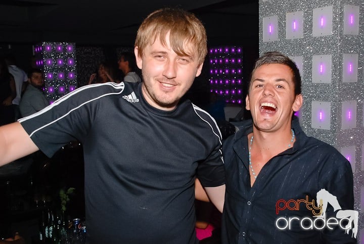 Petrecere cu muzică live în Club Life, 