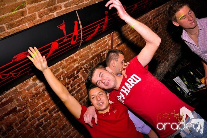 Petrecere în Club Escape, 