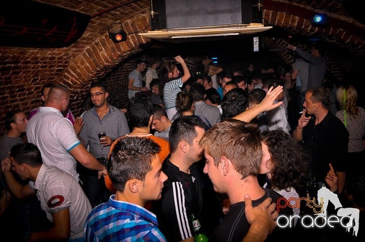 Petrecere în Club Escape, 