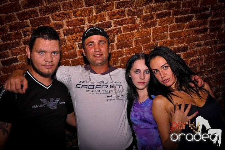 Petrecere în Club Escape, 