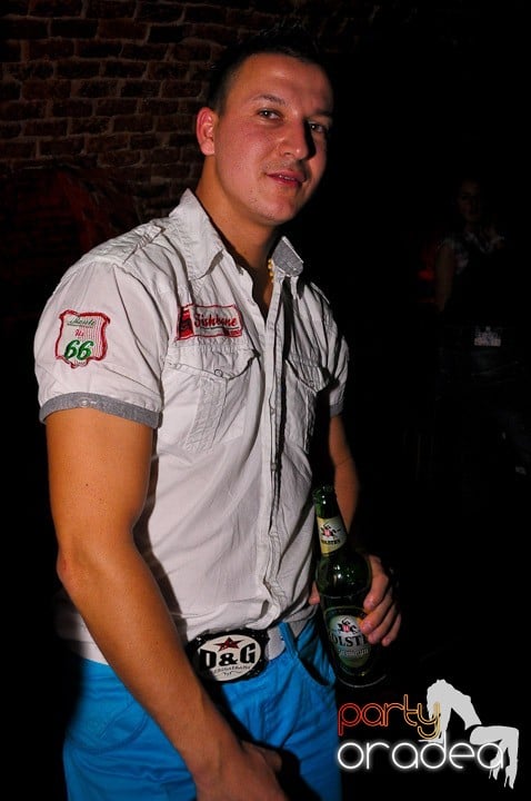 Petrecere în Club Escape, 