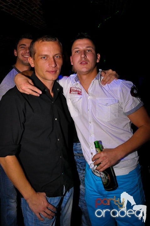 Petrecere în Club Escape, 