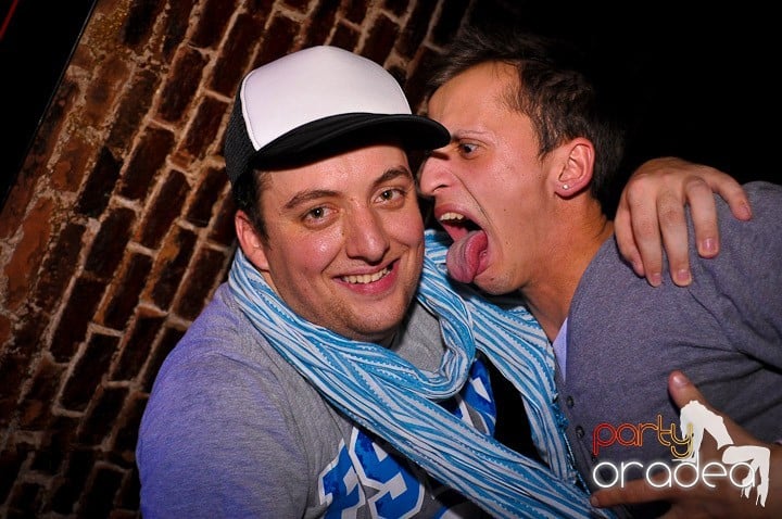 Petrecere în Club Escape, 