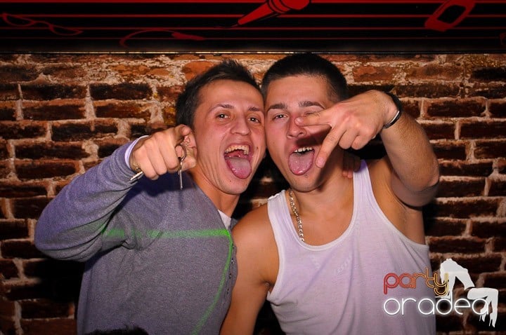 Petrecere în Club Escape, 