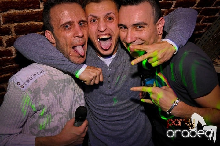 Petrecere în Club Escape, 