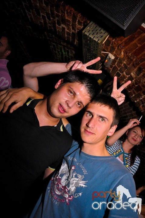 Petrecere în Club Escape, 