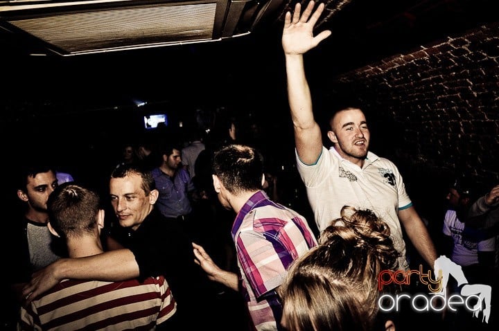 Petrecere în Club Escape, 