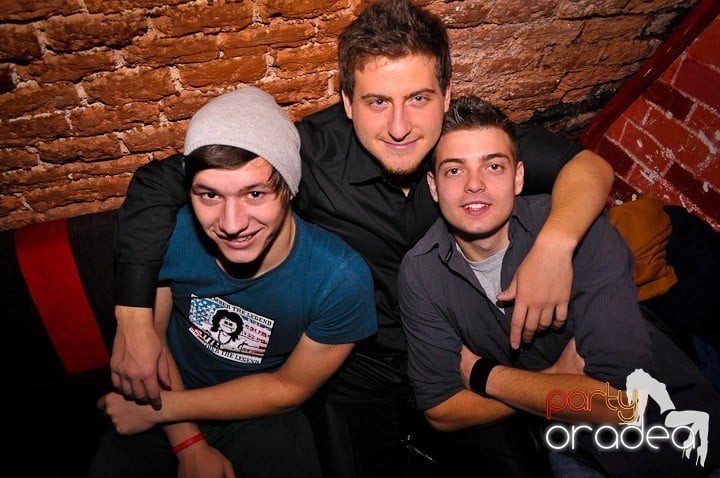 Petrecere în Club Escape, 