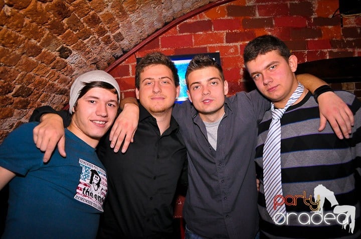 Petrecere în Club Escape, 