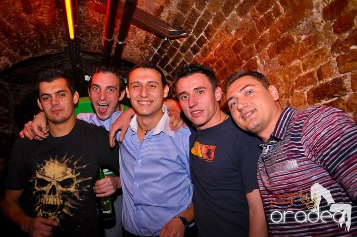 Petrecere în Club Escape, 