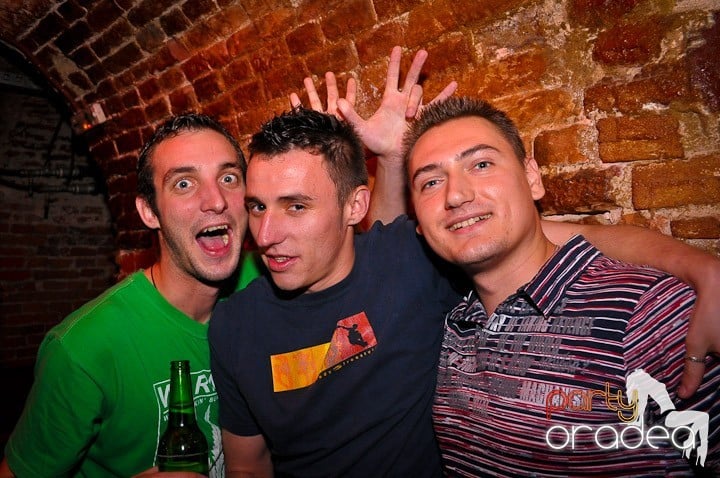 Petrecere în Club Escape, 