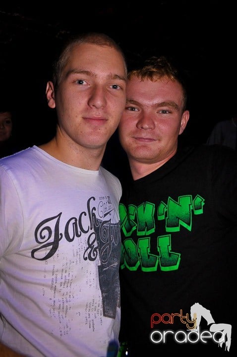 Petrecere în Club Escape, 