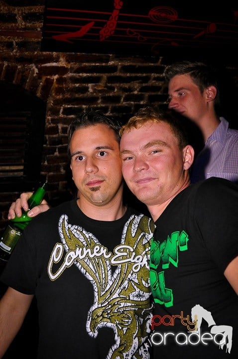 Petrecere în Club Escape, 