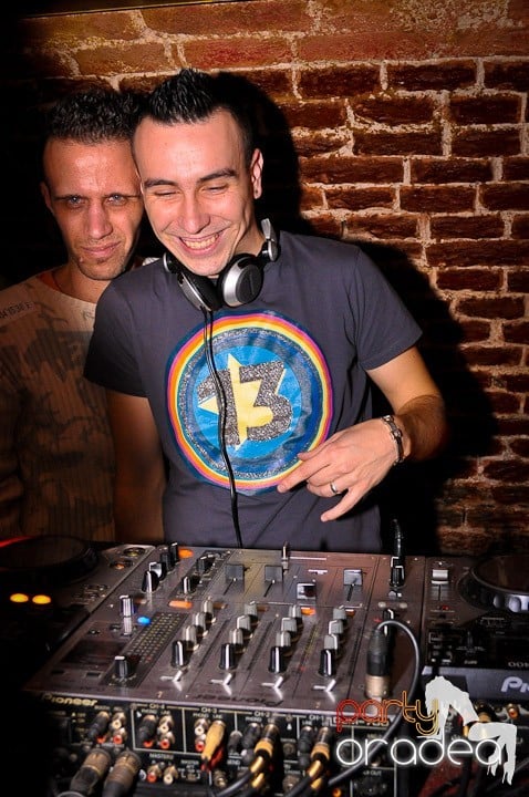 Petrecere în Club Escape, 