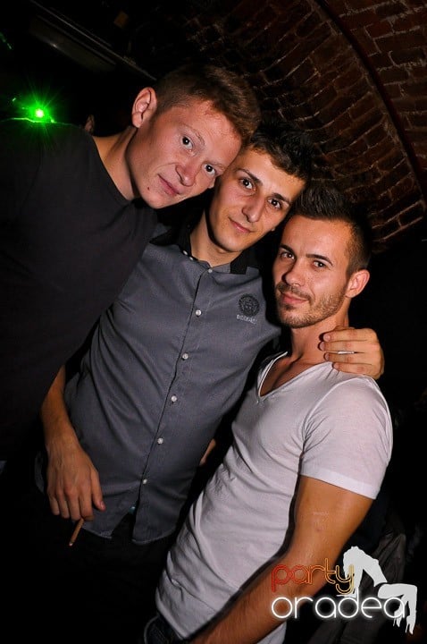 Petrecere în Club Escape, 