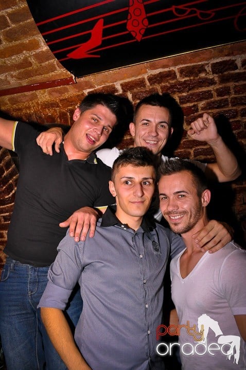 Petrecere în Club Escape, 