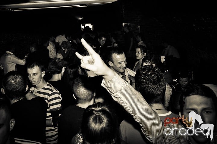 Petrecere în Club Escape, 