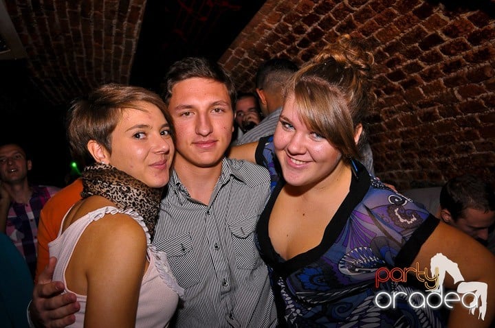 Petrecere în Club Escape, 